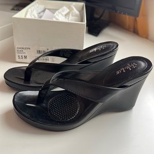 Chickletpr black Ladies slip on shoes
